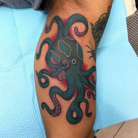 Värikäs mustekala kädessä - tatuointi kuva