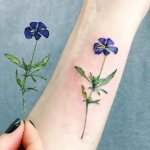 gėlė ir tatuiruotė