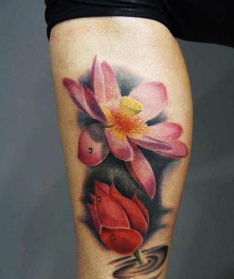 bloementattoo op het been met lelie roos en zwarte bloemen