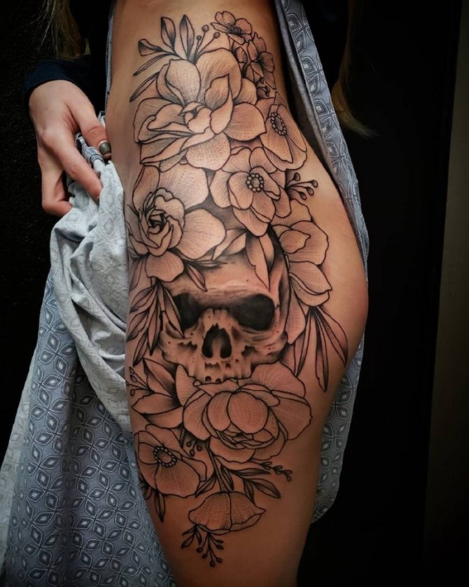 Kvety a lebka na boku stehna