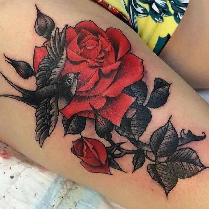 Λουλούδια στη φωτογραφία τατουάζ ισχίου