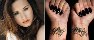 Demi Lovato com tatuagens no pulso