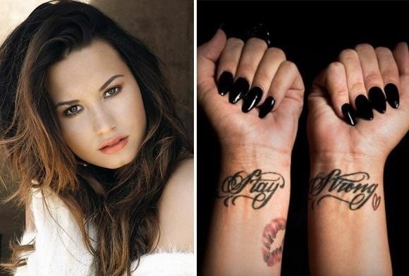 Demi Lovato tatuoinneilla ranteessaan