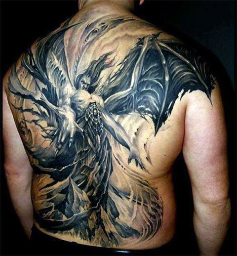 Chinese demon tattoo op zijn rug