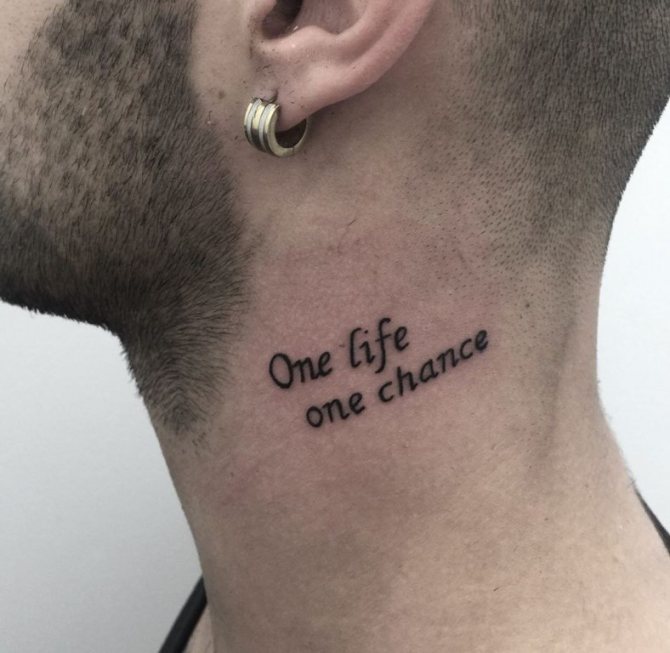 Et slogan er en flot minimalistisk tatovering