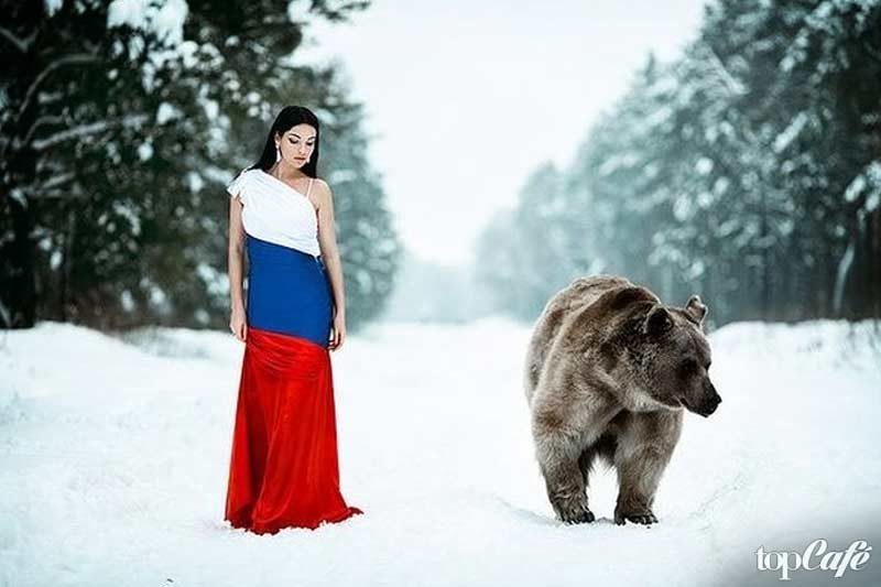一个女孩与一只熊的照片