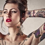 Млада жена с татуировки