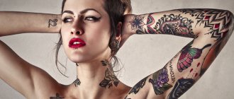 Mergina su tatuiruotėmis
