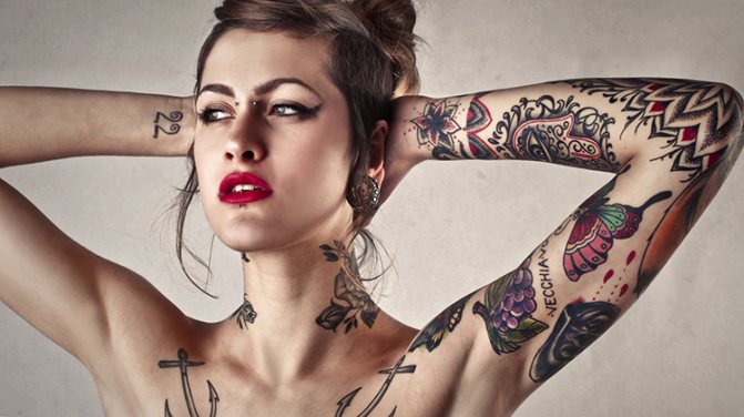Una ragazza con tatuaggi.