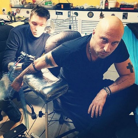 Dmitry Nagiyev får en ny tatovering
