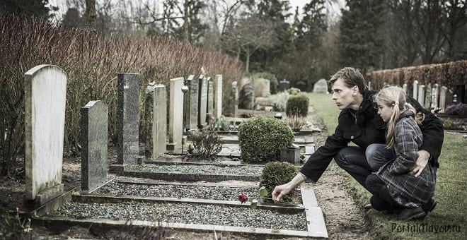 Datter og far på en kirkegård