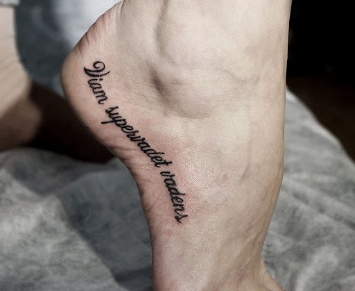 ラテン語で「The way the going gets rich tattoo」。写真、意味