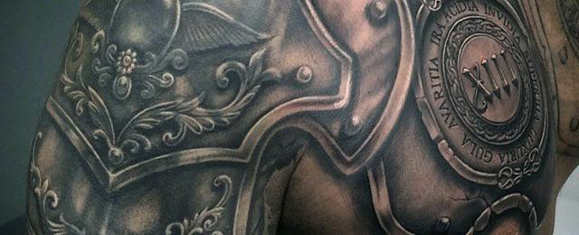 Tetoválás páncél a mellkason