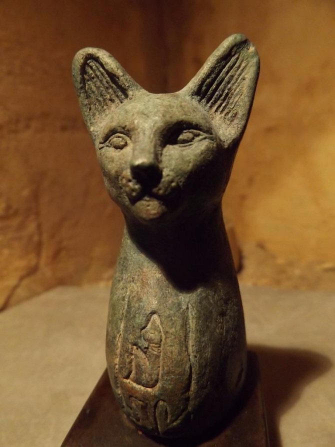 Antica statua egizia di un gatto