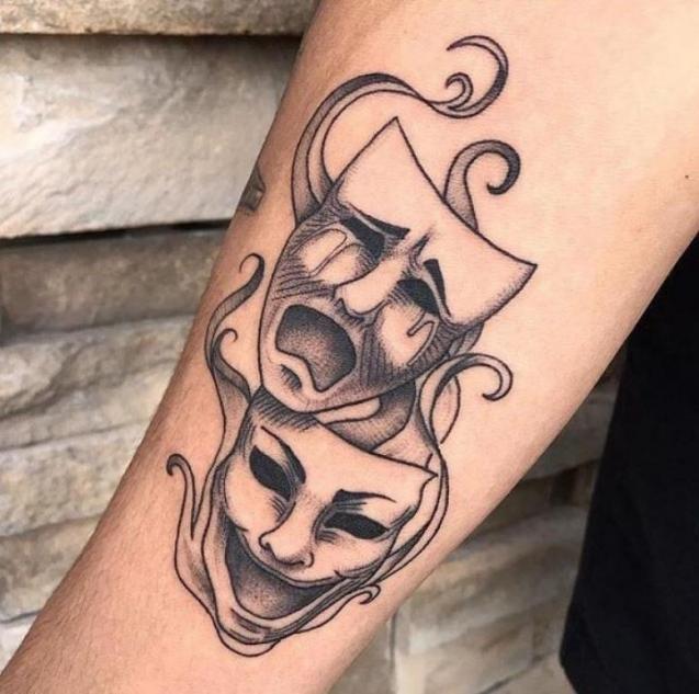 Due maschere sul braccio di un uomo