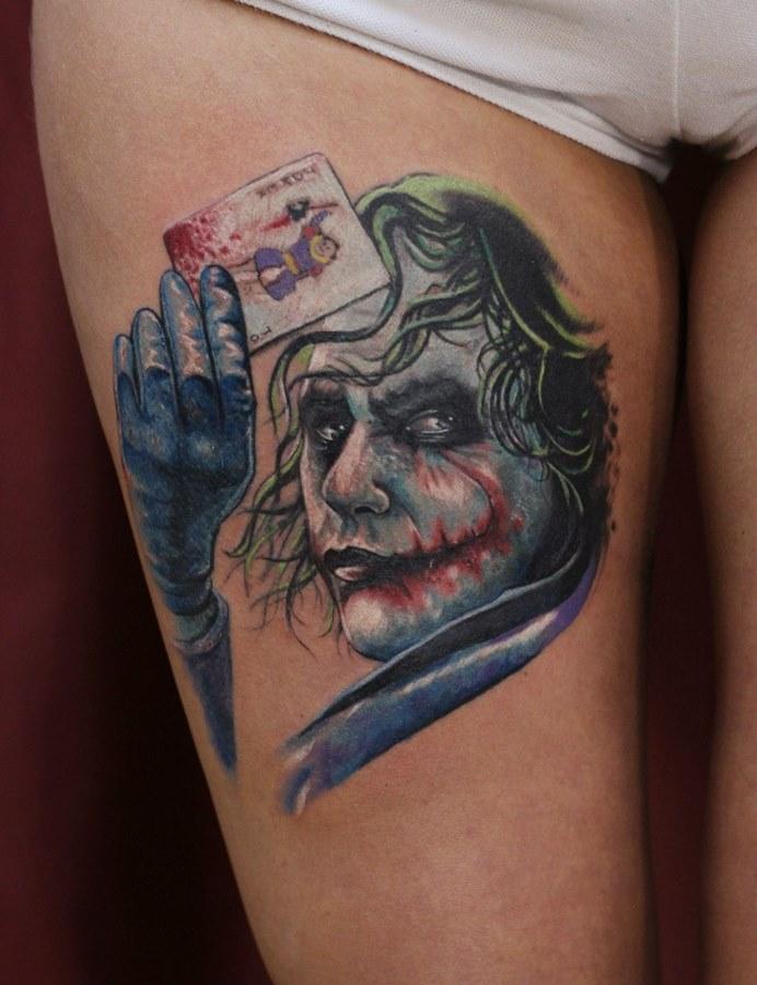 Joker sulla gamba di una donna