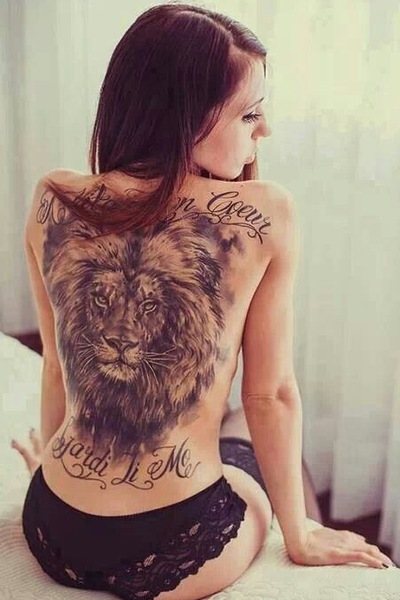 Chokerende løve-tatovering på hele ryggen