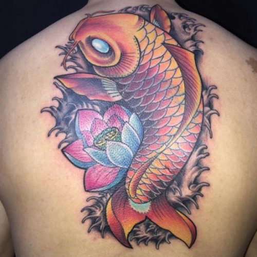 Japanilaiset tatuoinnit koi kalojen kanssa