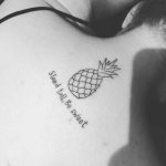 frutta esotica sulla schiena di una ragazza