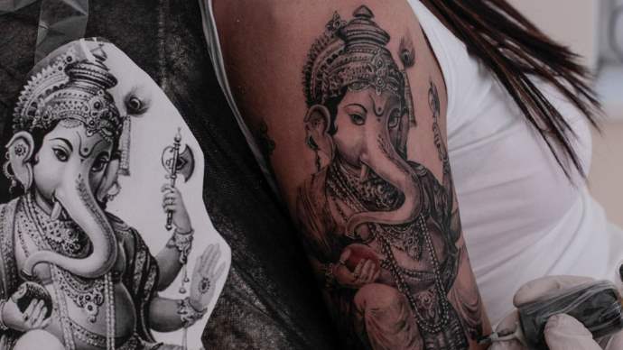 Vázlat és fotó egy tetoválásról