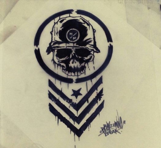 Szkic tatuażu nazistowskiego w formie czaszki z hełmem