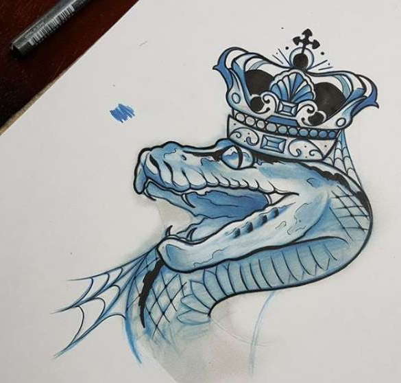 Vázlat egy kígyó tetoválásról egy koronában