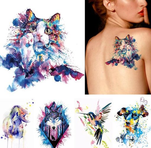 女孩腿上的纹身草图：图案、文字、花、玫瑰、牡丹、羽毛、鸟。照片