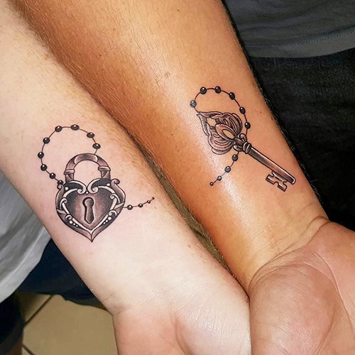 Desenhos de tatuagens para raparigas no braço. Pequenas inscrições, flores, geometria, bracelete