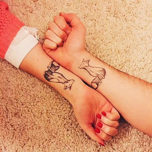 Tatoveringsdesigns til piger på armen. Små inskriptioner, blomster, geometri, armbånd