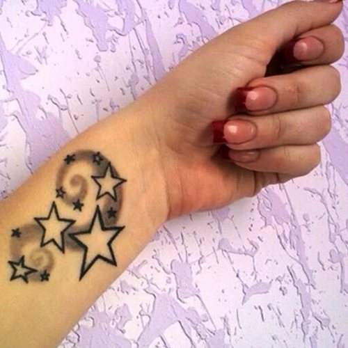 Tatoveringsdesigns til piger på armen. Små inskriptioner, blomster, geometri, armbånd