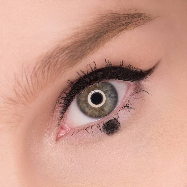 Hvis der kun er én prik under øjenlåget, placeres den direkte under midten af øjet.