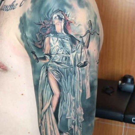 Femida-tatovering på skulderen