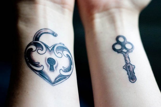 Foto tatuaggio di una chiave e una serratura