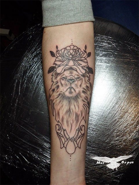 Tattoo foto af en løve på en piges arm