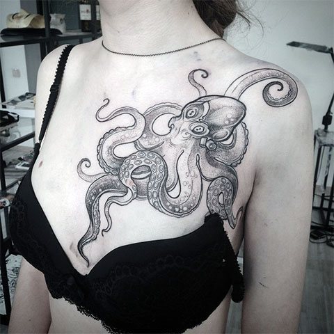 Nuotrauka aštuonkojo tatuiruotė ant mergaitės krūtinės