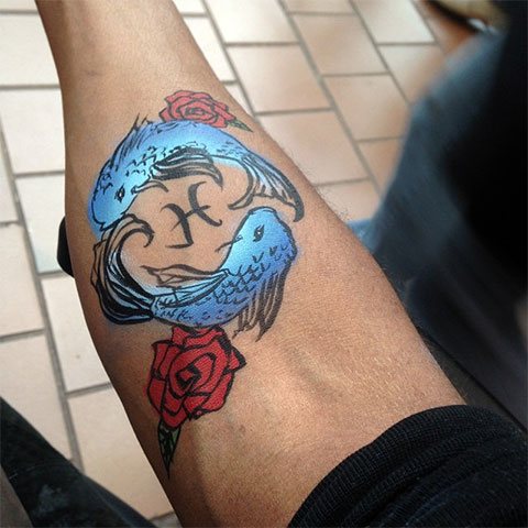 Fotografie tatuaj de pește semn zodiacal pe mâna de sex masculin