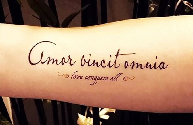Tatuointilauseet tytöille latinaksi kääntää englanniksi, ranskaksi, italiaksi