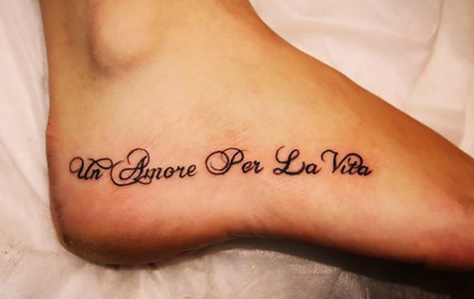Tatuoinnit Merkitykselliset sanonnat tytöille latinaksi kääntää englanniksi, ranskaksi, italiaksi