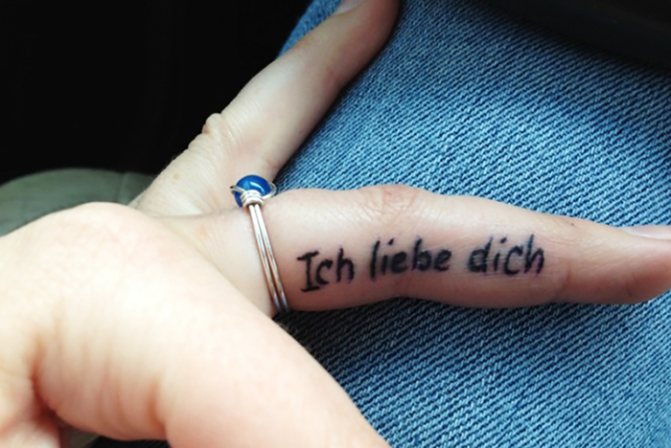 Frasi per tatuaggi con significato per ragazze in latino si traducono in inglese, francese, italiano