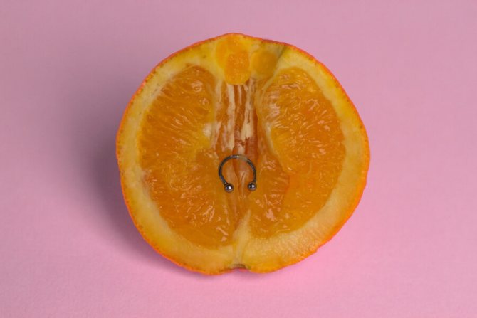 fruta com piercing