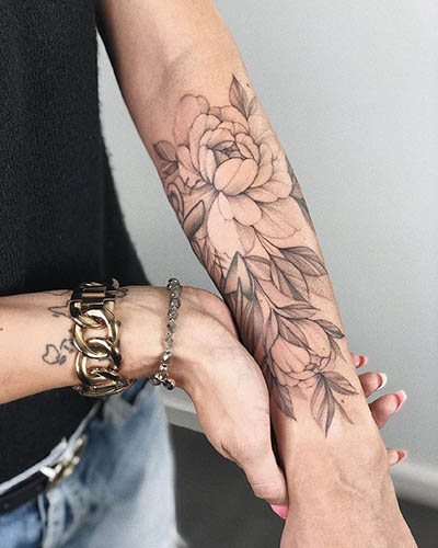 Πού πονάει να μην πάρει ένα τατουάζ στο σώμα ενός κοριτσιού