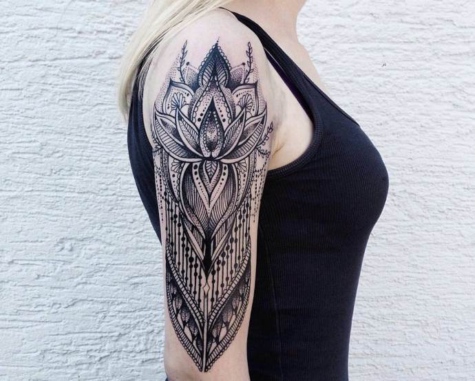 Gotiske mønstre på skulderen