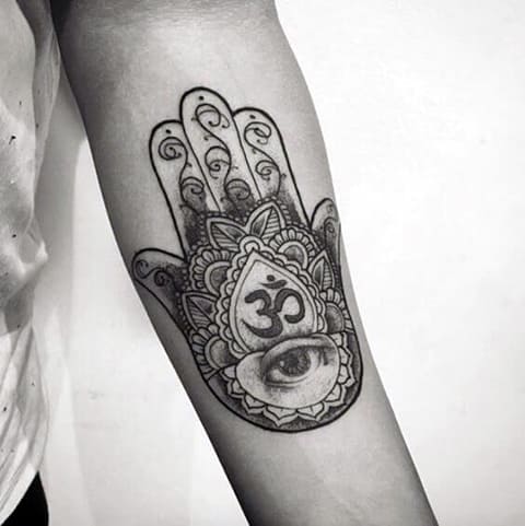 Hamsa Eye Tattoo tüdruku käel