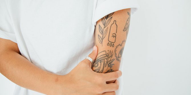 Handpoke este adesea ales pentru tatuajele în pereche. Dar cineva face mâneci în acest stil, marcând picioarele, pieptul și stomacul.