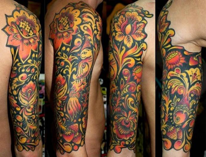 Tatuagem de khokhloma em todo o braço