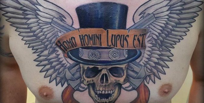 Homo homini lupus est tatuiruotė lotynų kalba