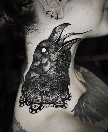Hugin en Munin tatoeage. Betekenis, schetsen op de rug, schouder, nek, arm