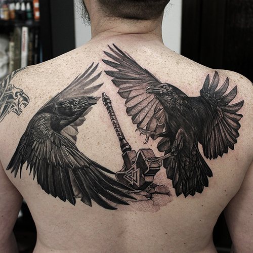 Hugin og Munin-tatovering. Betydning, skitser på ryg, skulder, nakke, arm