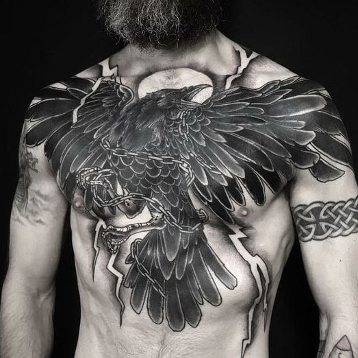 HuginとMuninのタトゥー。意味：背中、肩、首、手のスケッチ