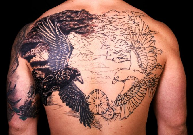 Τατουάζ Hugin και Munin. Σημασία, σκίτσα στην πλάτη, στον ώμο, στο λαιμό, στο χέρι